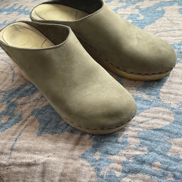 No. 6 Gray and Tan Mules with Wooden Platform - Picture 6 of 13